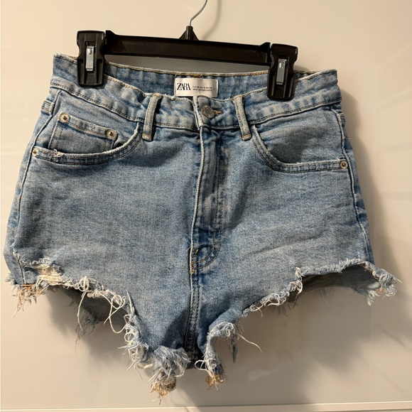 💸CLEARANCE 4 for $15💸 Zara Blue Jean Shorts with Distressed Hem - Picture 2 of 4